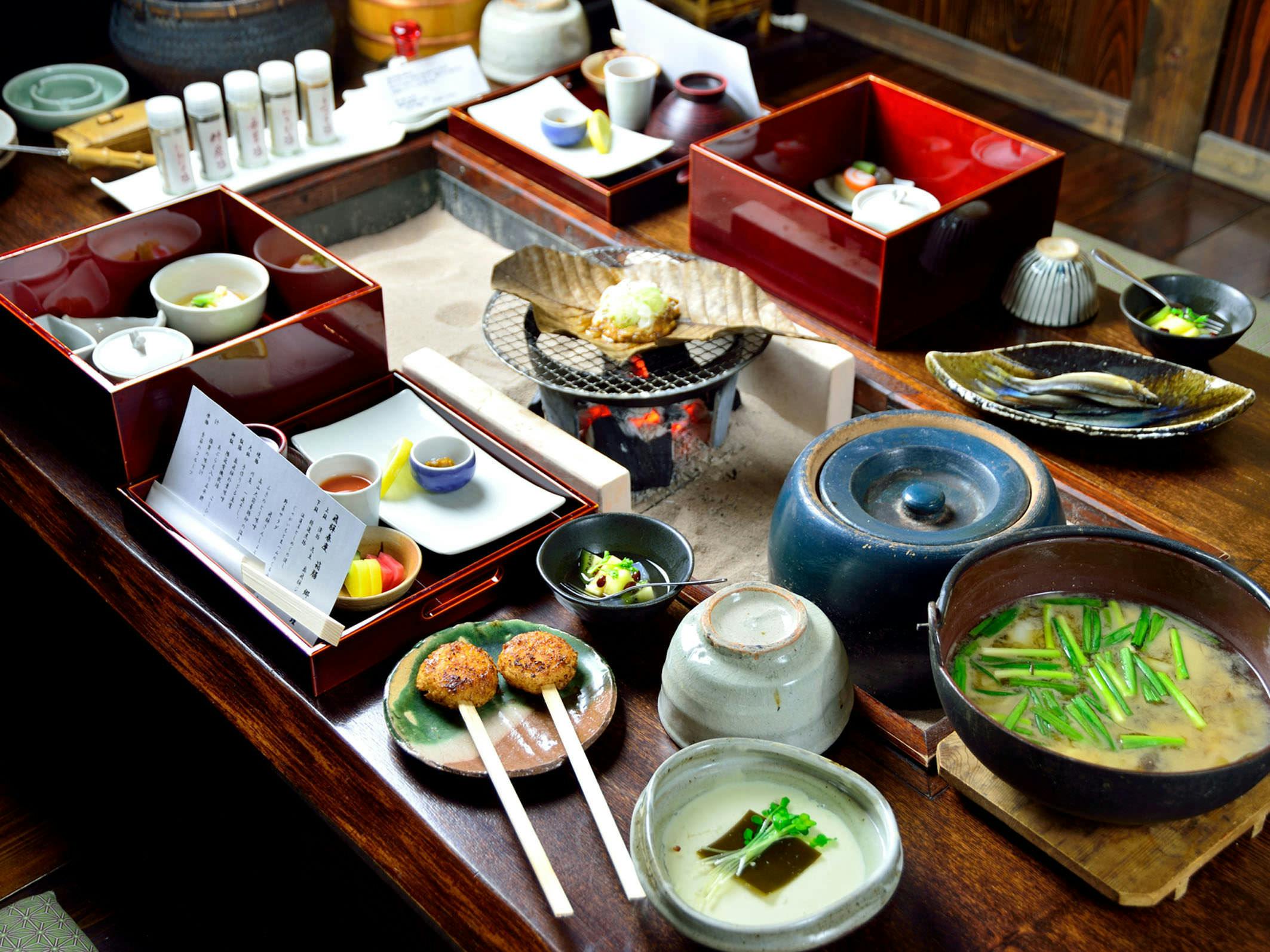 郷土料理色豊かな朝食。