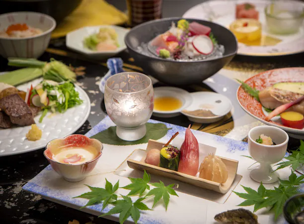 旬の味覚を繊細に仕立てた花紋流懐石料理