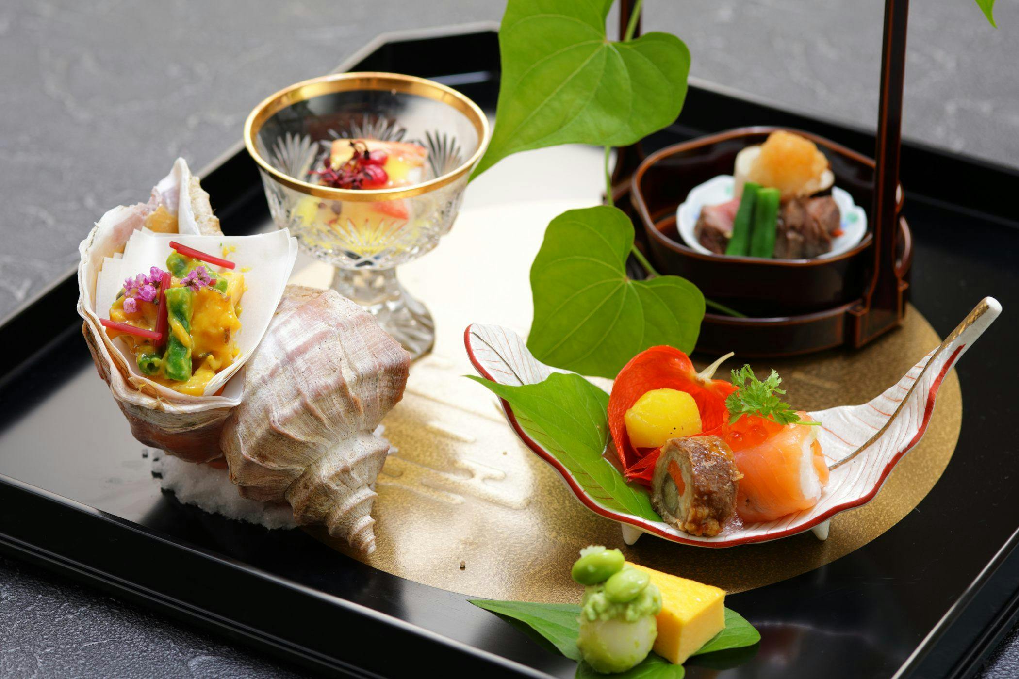 旬の味覚を繊細に仕立てた花紋流懐石料理