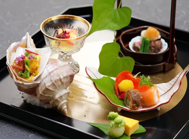 旬の味覚を繊細に仕立てた花紋流懐石料理