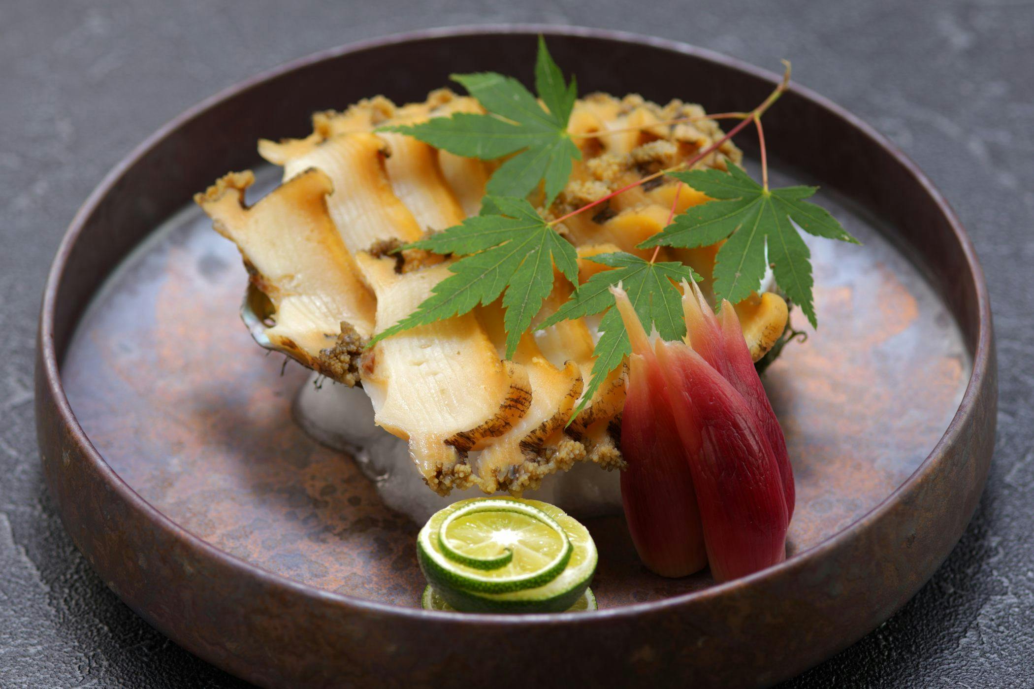 旬の味覚を繊細に仕立てた花紋流懐石料理