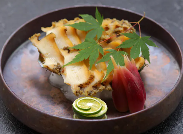 旬の味覚を繊細に仕立てた花紋流懐石料理