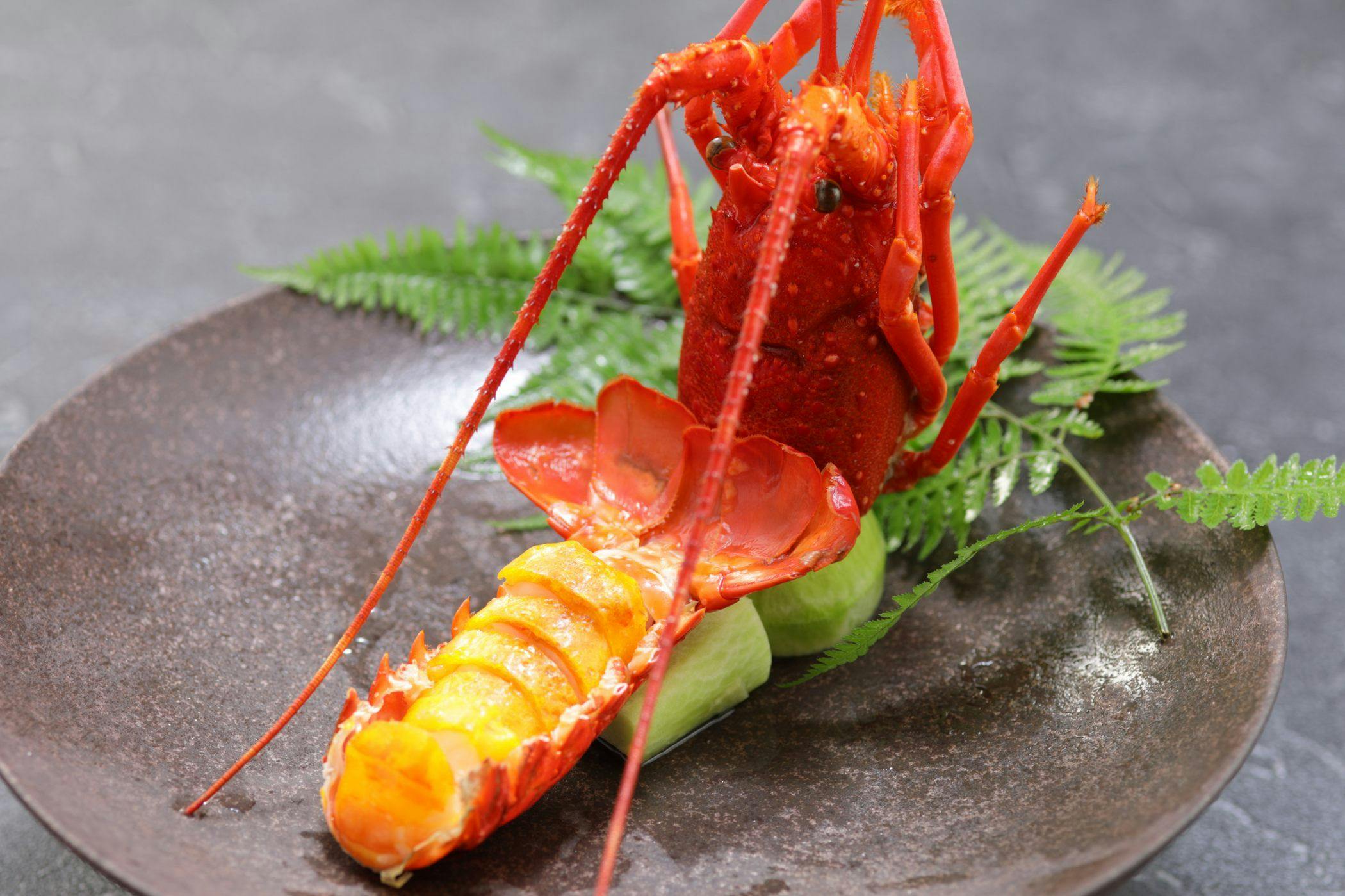 旬の味覚を繊細に仕立てた花紋流懐石料理