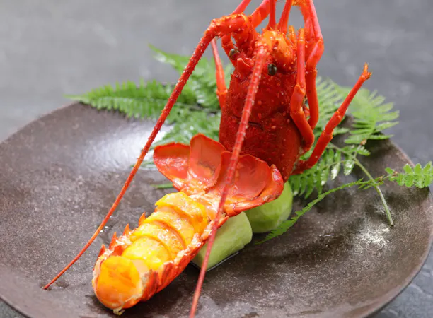 旬の味覚を繊細に仕立てた花紋流懐石料理