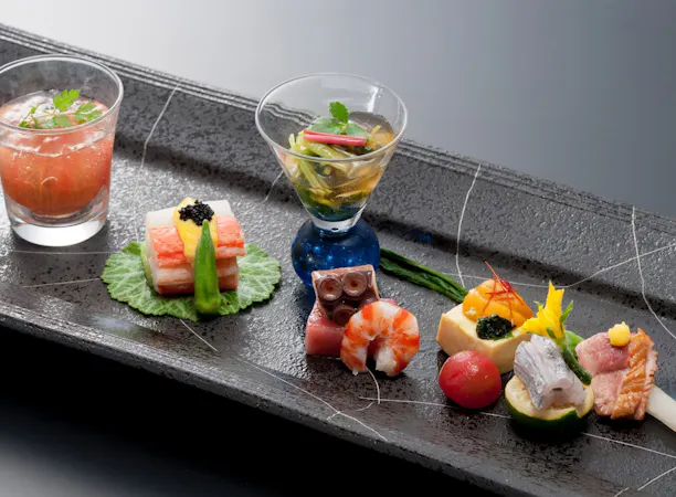 旬の味覚を繊細に仕立てた花紋流懐石料理