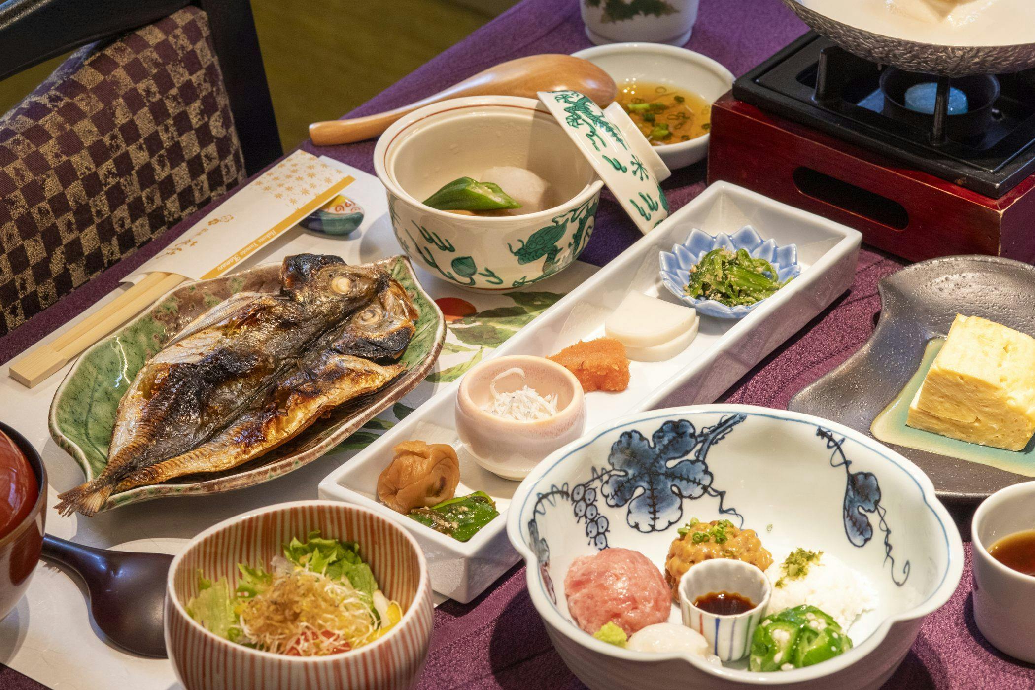 選べる干物＆名物5色盛りの花紋流朝食