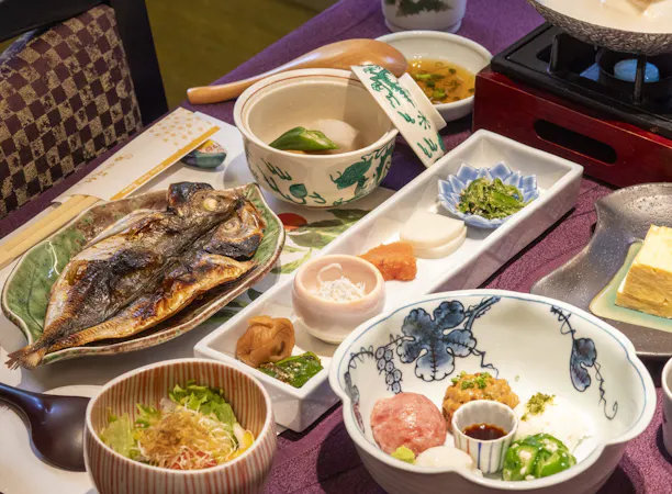 選べる干物&名物5色盛りの花紋流朝食