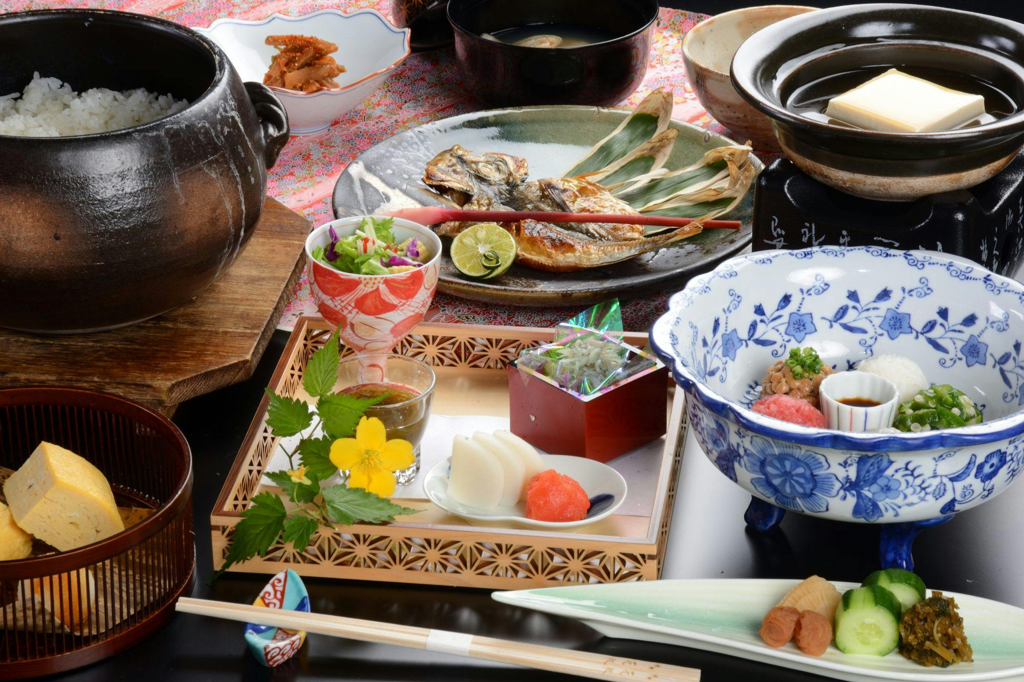 選べる干物＆名物5色盛りの花紋流朝食
