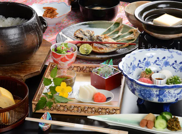 選べる干物&名物5色盛りの花紋流朝食