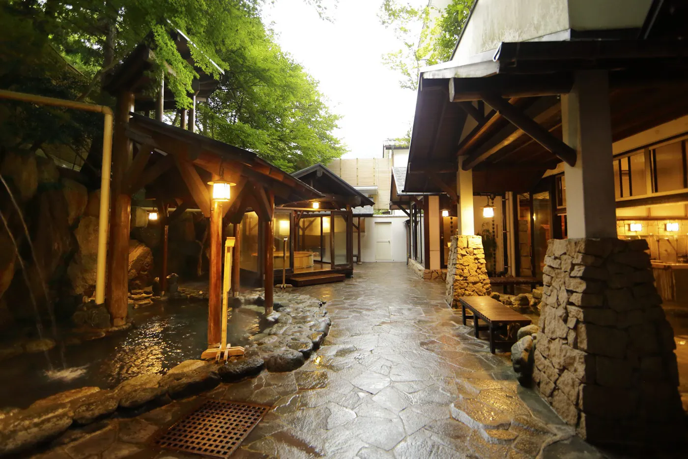 箱根 花紋:石畳の湯殿