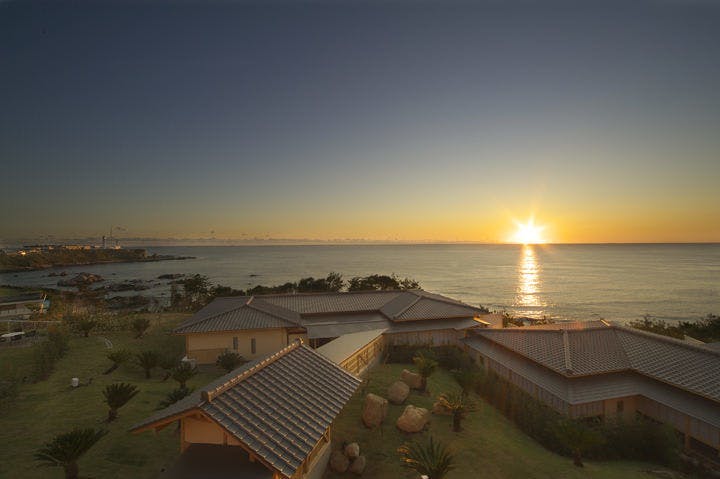 Terkesan oleh matahari terbit dari cakrawala.