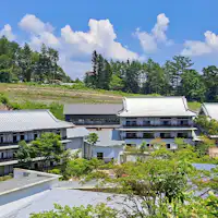 ก่อตั้งในปี 1913
อาคารไม้สามชั้น