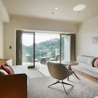 Kamar bergaya Jepang modern dengan sinar senja