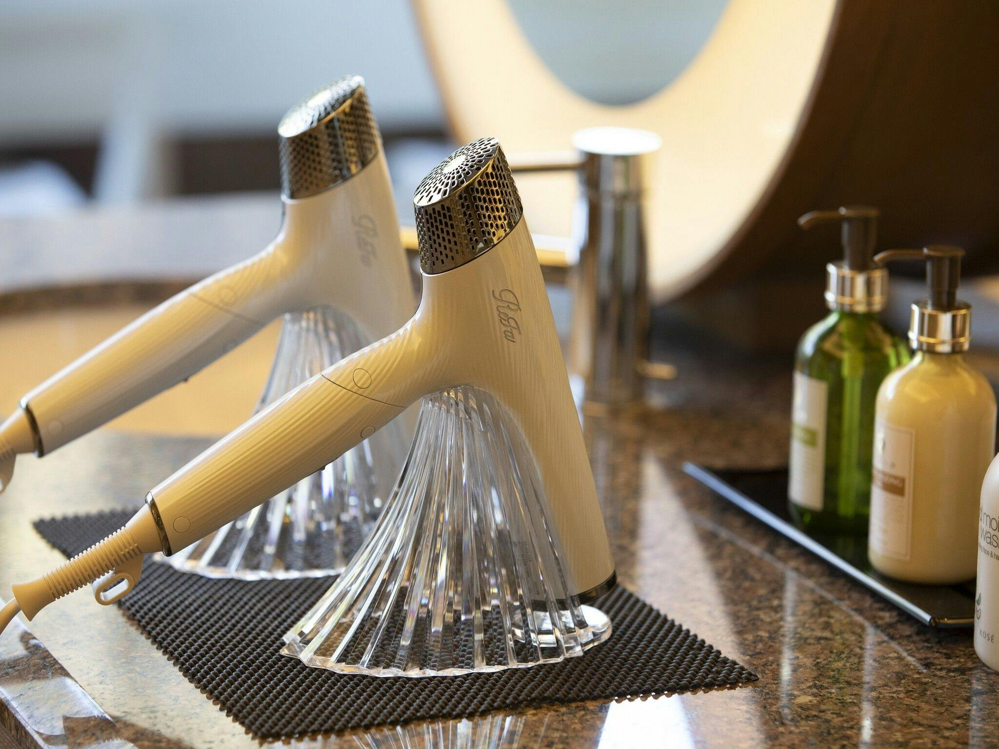 Dilengkapi dengan pengering rambut Refa