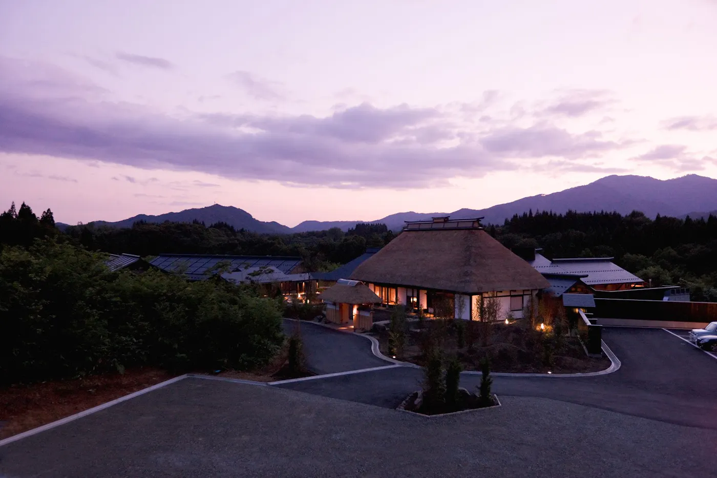 角館山荘 侘桜:夕景の全景