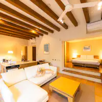 ห้องนั่งเล่น (สุนัขขนาดใหญ่)