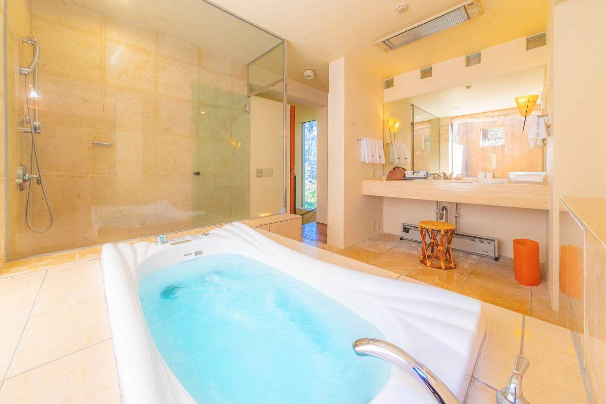 ห้องเตียงคู่พร้อมอ่างอาบน้ำ