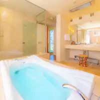 ห้องเตียงคู่พร้อมอ่างอาบน้ำ