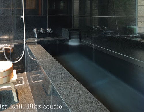 １階客室内に備えられた石の浴室です。