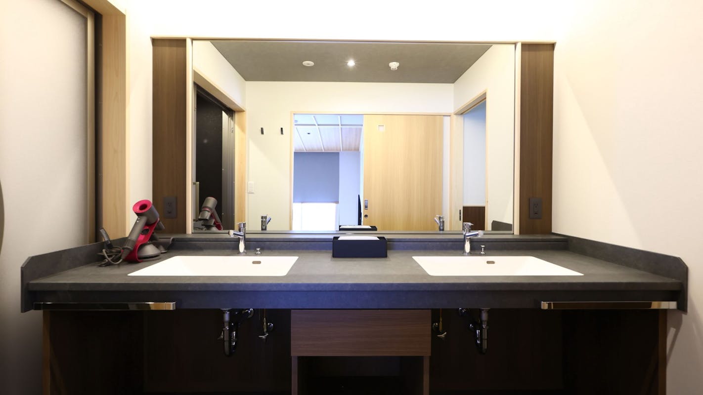 松本浅間温泉 【ホテル玉之湯】「バリアフリーモダン和洋室」和室10畳+トリプルベッドルーム 308号室(最大6名・64.63平米)の洗面所