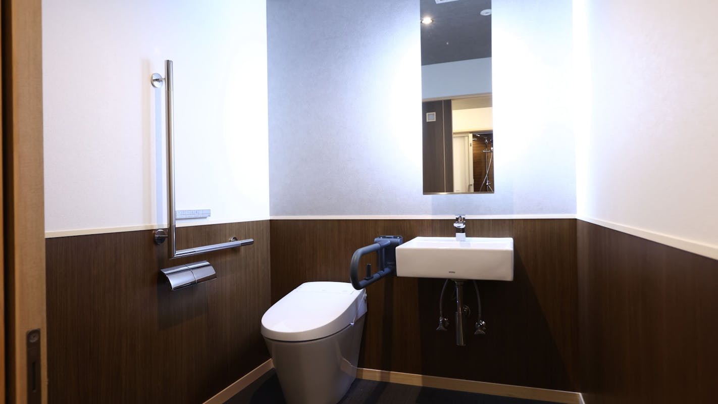 松本浅間温泉 【ホテル玉之湯】「バリアフリーモダン和洋室」和室10畳+トリプルベッドルーム 308号室(最大6名・64.63平米)のトイレ