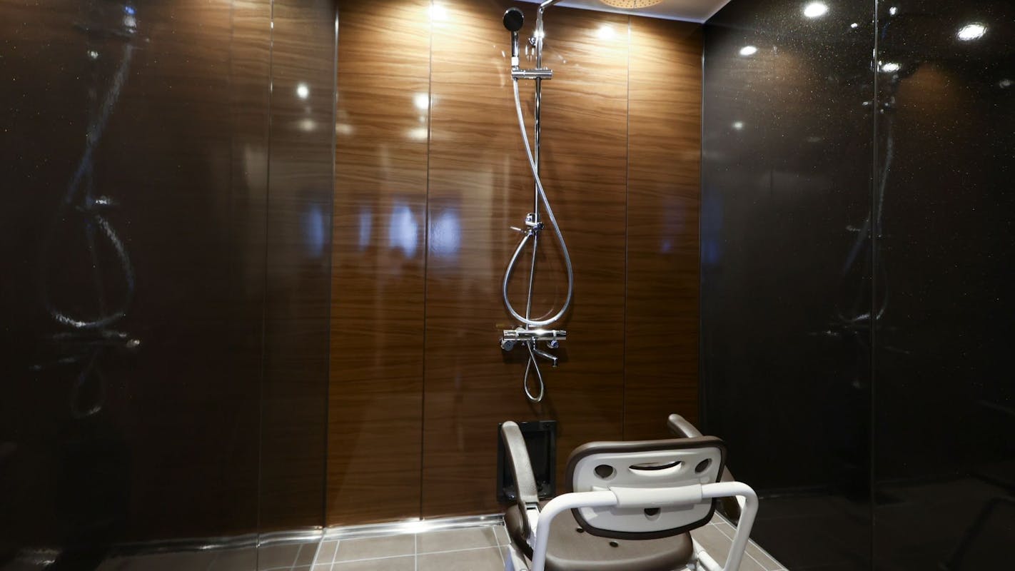 松本浅間温泉 【ホテル玉之湯】「バリアフリーモダン和洋室」和室10畳+トリプルベッドルーム 308号室(最大6名・64.63平米)のシャワールーム