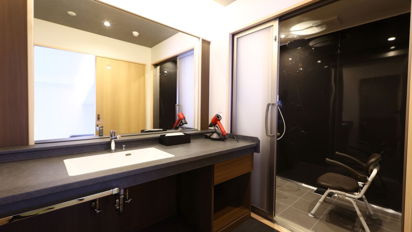 松本浅間温泉 【ホテル玉之湯】「バリアフリーモダン和風ツイン」和室9畳+小上がり6畳 310号室(最大4名・45.65平米)のシャワールーム