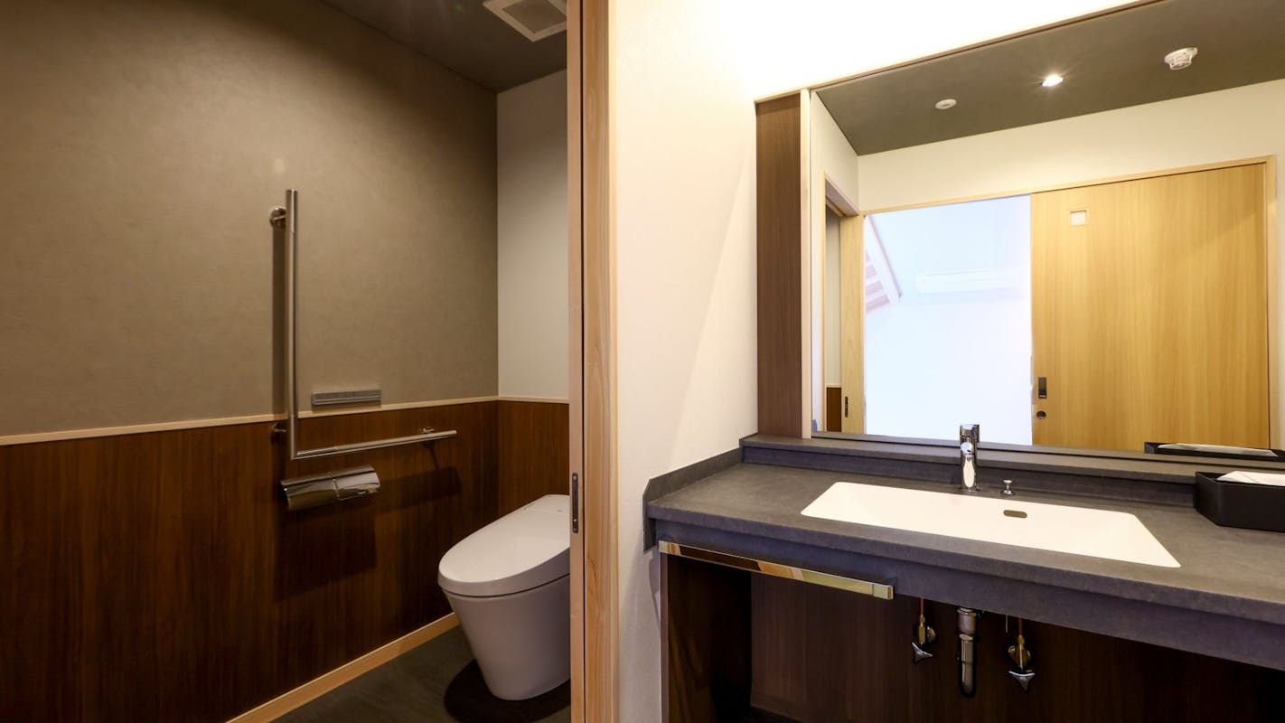 松本浅間温泉 【ホテル玉之湯】「バリアフリーモダン和風ツイン」和室9畳+小上がり6畳 310号室(最大4名・45.65平米)のトイレ