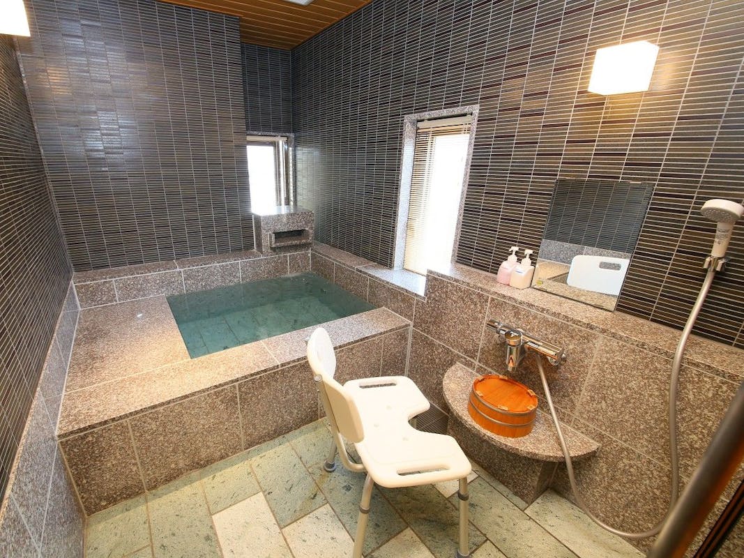 松本浅間温泉 【ホテル玉之湯】「バリアフリー温泉付特別室」和室15畳+ツインベッドルーム+温泉風呂 410号室 (最大8名・118平米)の浴室