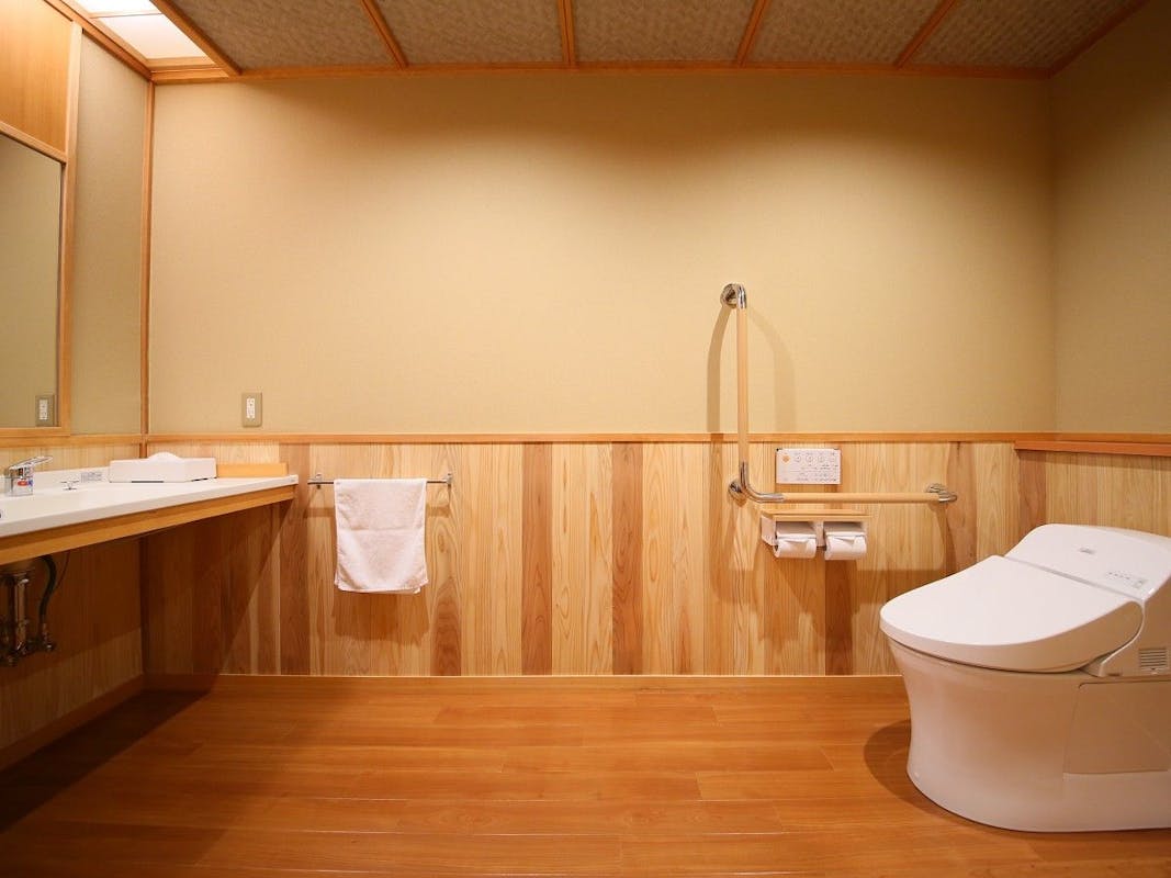 松本浅間温泉 【ホテル玉之湯】「バリアフリー温泉付特別室」和室15畳+ツインベッドルーム+温泉風呂 410号室 (最大8名・118平米)のトイレ