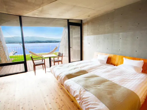 2층 게스트룸. 창문으로 보이는 비와호 전망.