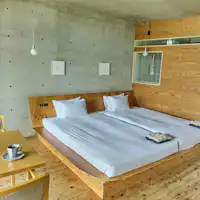 목재와 흙벽이 적용된 따뜻한 디자인