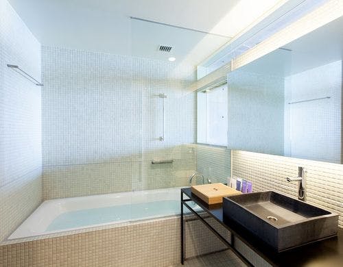 自然光が入るバスルーム