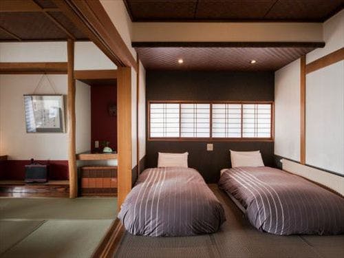 本間で語らい、余韻そのままに夢の中へ