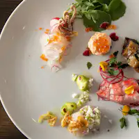 Makan malam yang menekankan bahan-bahan khas Shinshu.