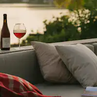 夕阳映照的湖畔,尽享丰盈时光。