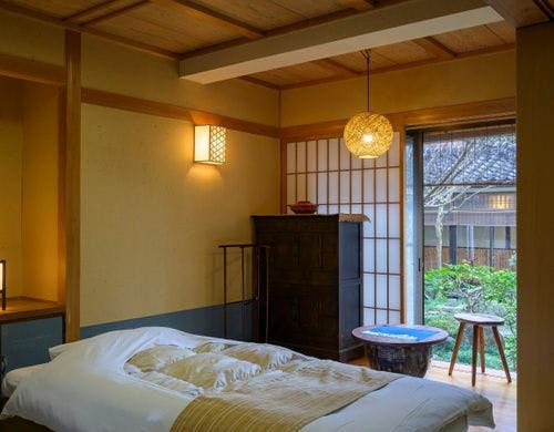 庭園を望む、和ベッド付のお部屋「こぶし」