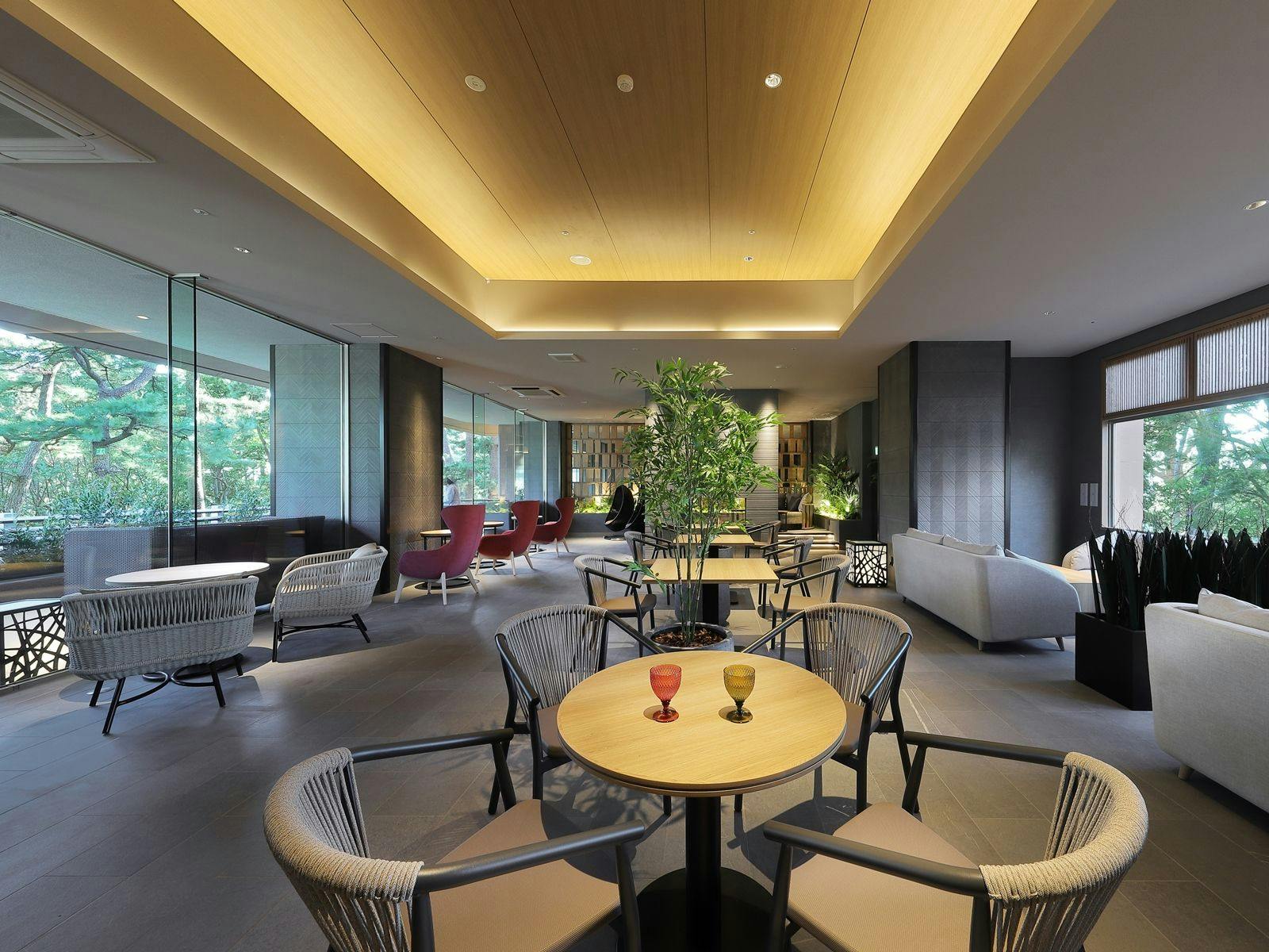 【23春OPEN露台生活風光】在自由流動休息室享受優雅的放鬆住宿。