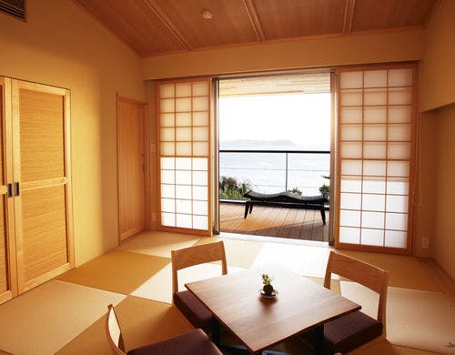 潮騒が心地よい客室のテラス