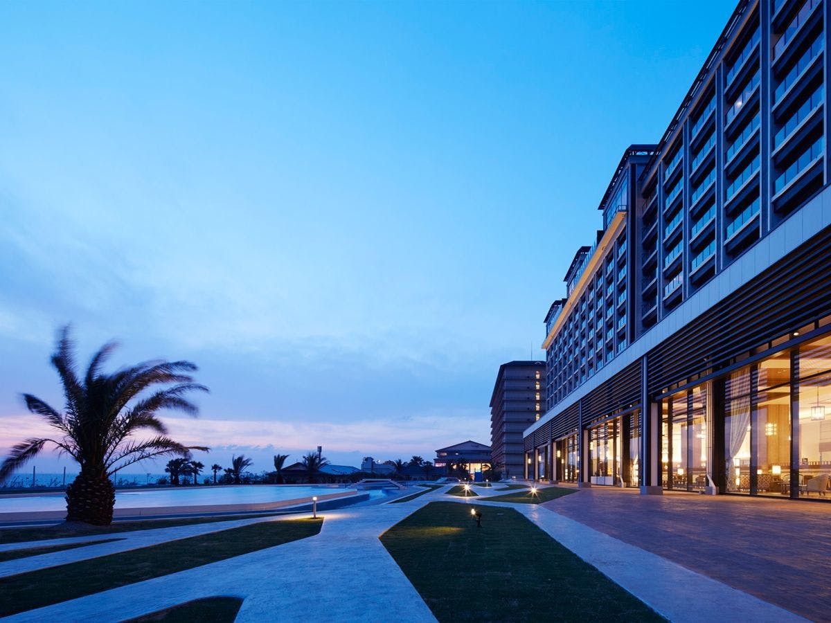 随着夕阳西下，气氛变得浪漫。