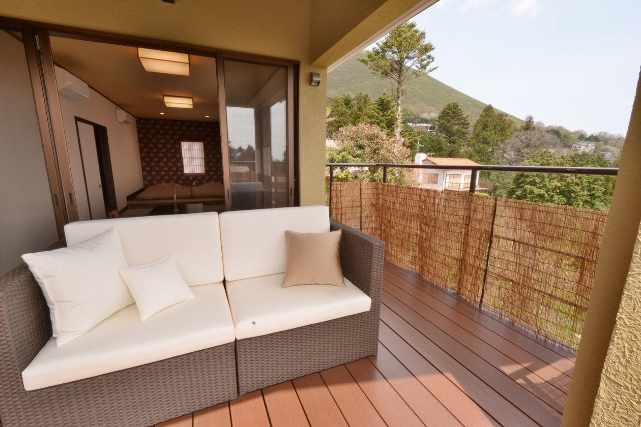 Pemandangan Gunung Ōmuro dari kamar tamu.