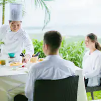 専属シェフによる朝食をテラスで
