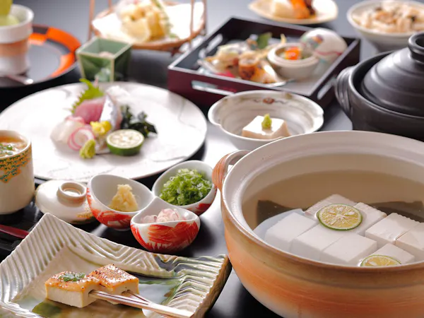 【湯豆腐御膳】旬魚の造りや天婦羅とともにやさしいお豆腐料理を味わう二食付きステイ