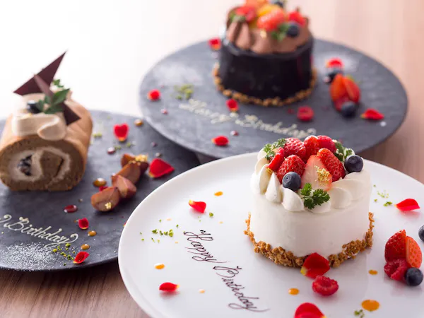 【記念日/朝食付】パティシエ特製ケーキ&ロゼスパークリングをお部屋に