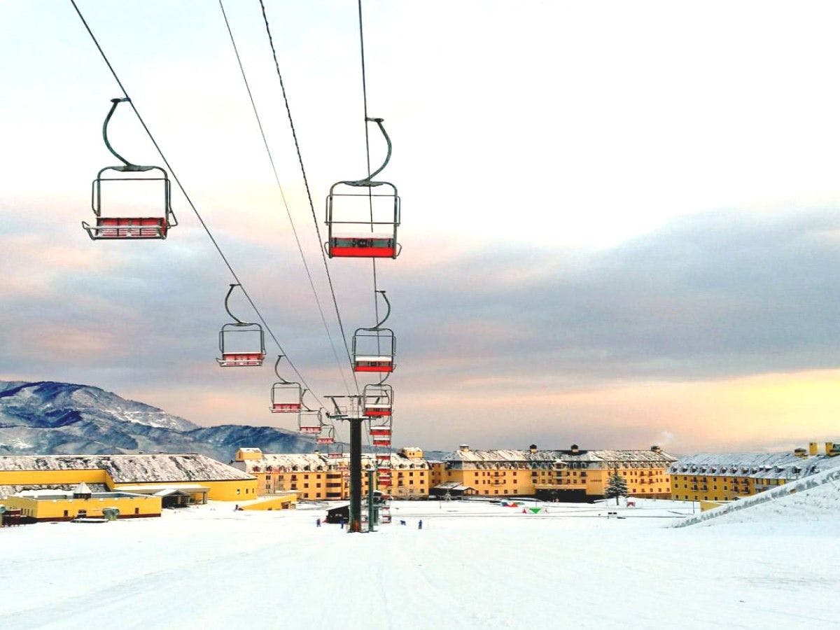 【Diskon Pemesanan Awal 30】Termasuk tiket lift 1 hari! Nikmati resor ski dengan pemandangan megah yang terbentang tepat di depan Hotel＜Termasuk makan malam & sarapan＞