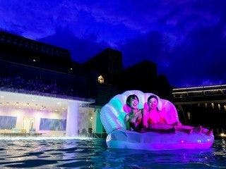 【Nikmati Musim Panas】Termasuk tiket 1 hari kolam renang indoor & outdoor｜Akhir pekan juga bisa menikmati night pool, menginap di resor ＜Termasuk makan malam & sarapan＞