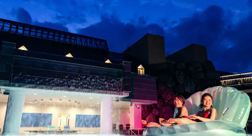 【Nikmati Musim Panas】Termasuk tiket 1 hari kolam renang indoor & outdoor|Akhir pekan juga bisa menikmati night pool, menginap di resor <Termasuk sarapan>