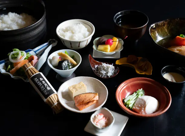 อาหารเช้าตัวอย่างที่ร้านอาหารญี่ปุ่นอาซาฮิ