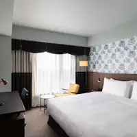 ゆったりとしたキングサイズのベッド。