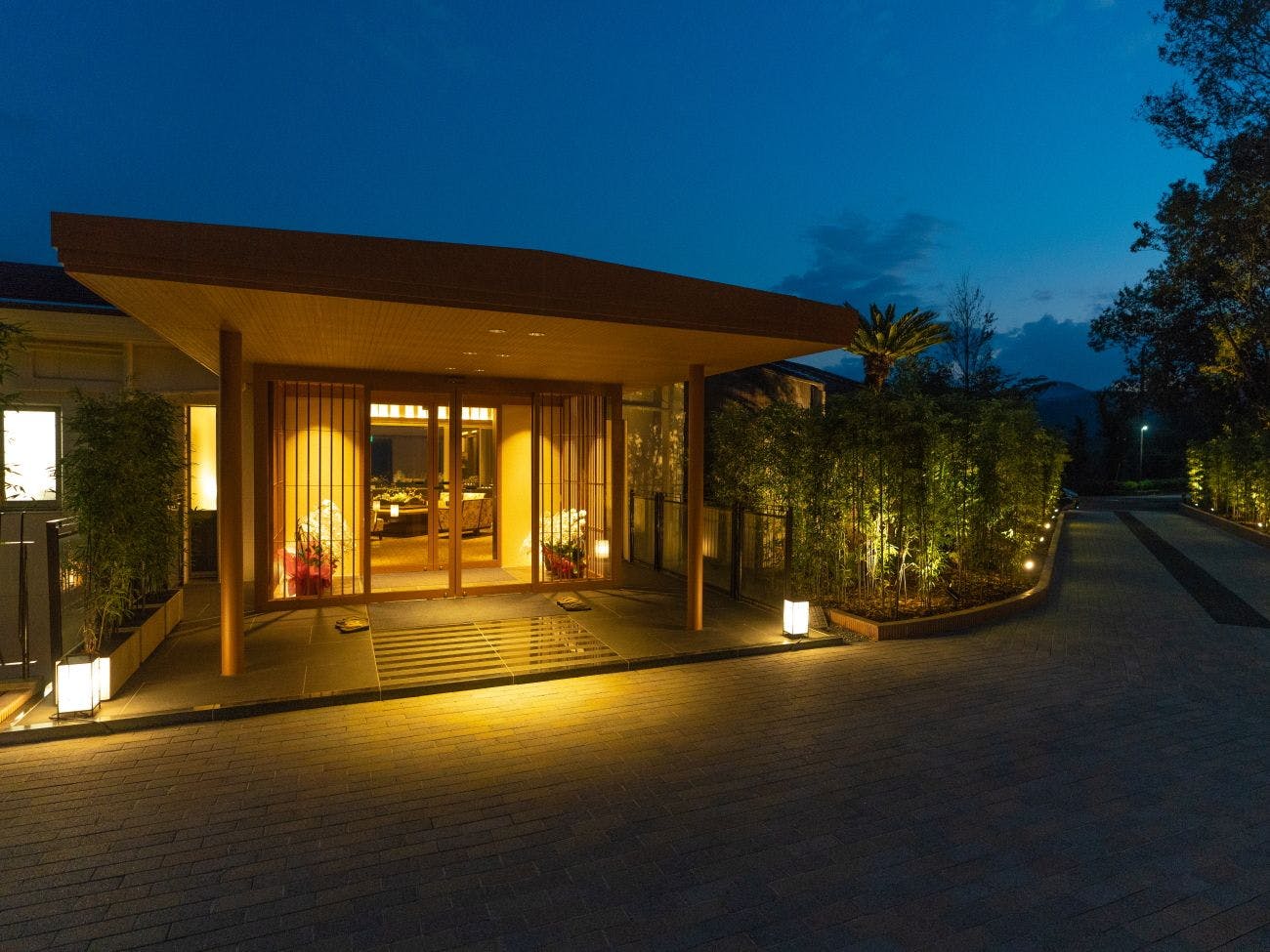 夕暮れに染まる湯宿の外観